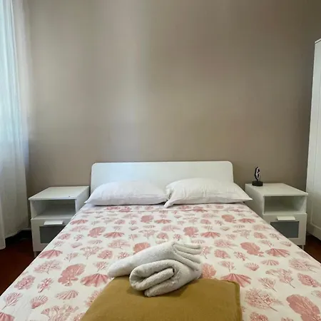 Main Square - Spacious 4br - Wifi & Elevator - Alway Open ג'נובה