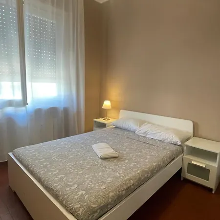 Main Square - Spacious 4br - Wifi & Elevator - Alway Open ג'נובה
